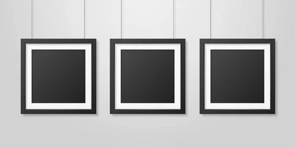 Tres vectores realistas interiores modernos negro en blanco cuadrado de madera cartel marco conjunto colgando de las cuerdas en la pared blanca Mock-up. Plantilla de diseño de marcos de póster vacíos para mofa, presentación — Vector de stock