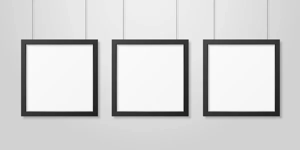 Tres vectores realistas interiores modernos negro en blanco cuadrado de madera cartel marco conjunto colgando de las cuerdas en la pared blanca Mock-up. Plantilla de diseño de marcos de póster vacíos para mofa, presentación — Archivo Imágenes Vectoriales