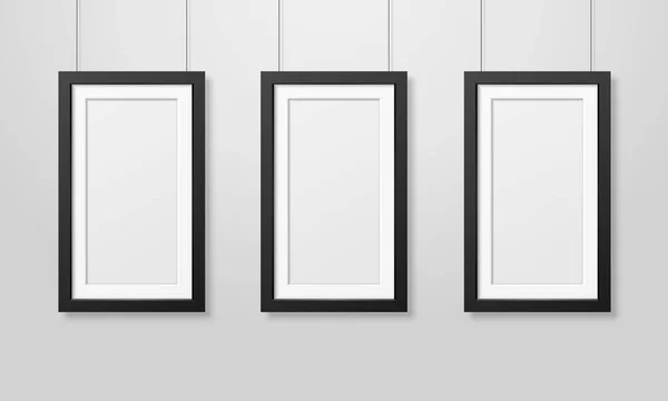 Tres vectores realistas interiores modernos negro en blanco cartel de madera marco conjunto colgando de las cuerdas en la pared blanca Mock-up. Plantilla de diseño de marcos de póster vacíos para mofa, presentación — Vector de stock