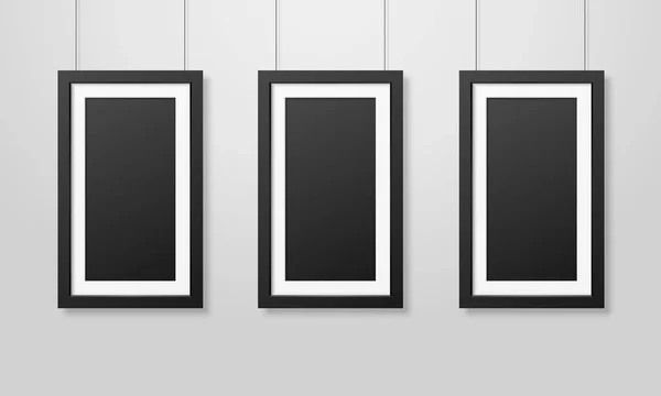 Trois vecteurs Réaliste Moderne Intérieur Noir Blanc Affiche en bois Cadre photo Suspendu sur les cordes sur blanc Maquette murale. Modèle de conception de cadres d'affiche vides pour maquettes, présentation — Image vectorielle