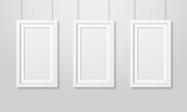 Üç gerçekçi Modern iç beyaz boş ahşap Poster resim çerçeve kümesi halatlar üzerinde beyaz duvar Mock-up asılı vektör. Boş Poster çerçeve tasarım şablonu Mockup, tanıtım için