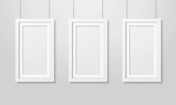 Tre vektor realistiska moderna interiör vit Blank trä affisch bild ram Set hänger på linor på vit vägg Mock-up. Tom affisch ramar formgivningsmall för Mockup, Presentation — Stock vektor