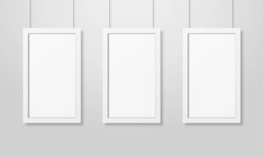 Üç gerçekçi Modern iç beyaz boş ahşap Poster resim çerçeve kümesi halatlar üzerinde beyaz duvar Mock-up asılı vektör. Boş Poster çerçeve tasarım şablonu Mockup, tanıtım için