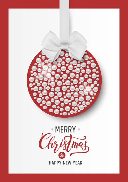 メリークリスマスとハッピーニューイヤー。ボール、真珠、弓とテキストカリグラフィック文字で背景。ペーパーカットスタイルのベクトルイラスト — ストックベクタ