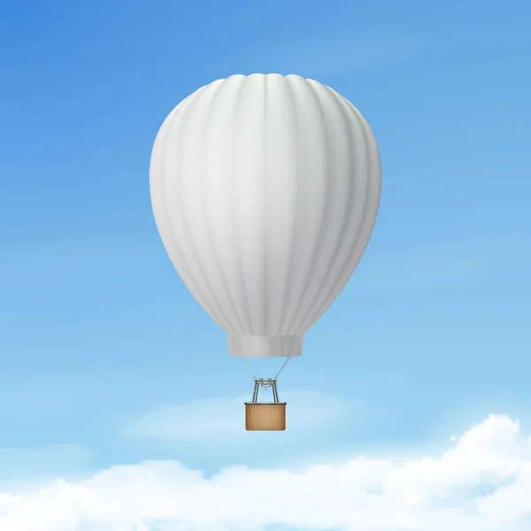 Montgolfière blanche réaliste vectorielle 3d sur fond de ciel bleu. Modèle de conception pour la marque. Aérostat vierge pour vacances d'été, voyage, tourisme, concept de voyage — Image vectorielle
