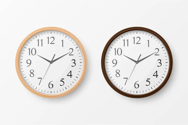 Vektor 3D realistické jednoduché kulaté dřevěné nástěnné kancelářské hodiny s bílým ciferníkem Ikona Set Closeup Izolované na bílém pozadí. Design šablony, Falešný-up pro Branding, Inzerovat. Přední nebo horní pohled — Stockový vektor