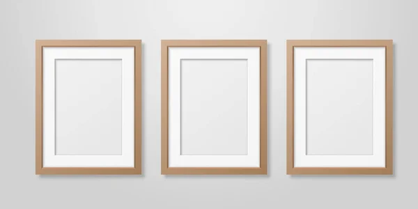 Vector 3d Realistic Three A4 Brown Wooden Simple Modern Frame auf weißem Wandhintergrund. Es kann für Präsentationen verwendet werden. Design-Vorlage für Mockup, Frontansicht — Stockvektor