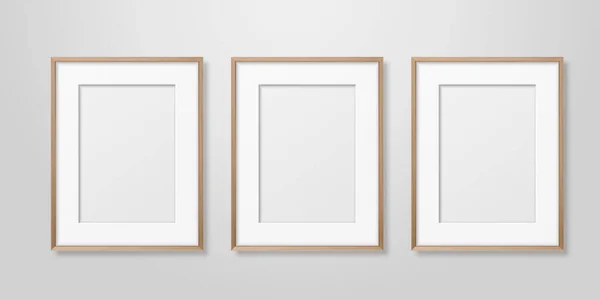 Vector 3d realista tres A4 marrón madera simple marco moderno sobre un fondo de pared blanca. Se puede utilizar para presentaciones. Plantilla de diseño para Mockup, Vista frontal — Archivo Imágenes Vectoriales