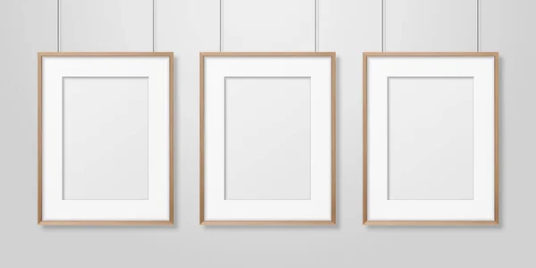 Vecteur 3d réaliste trois A4 brun en bois simple cadre moderne sur un fond de mur blanc. Il peut être utilisé pour les présentations. Modèle de conception pour maquette, vue de face — Image vectorielle