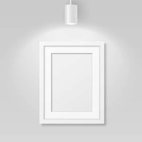 Cadre moderne simple en bois blanc A4 réaliste vectoriel 3d pour la présentation sur un fond mural blanc avec une lampe à tache lumineuse sur le dessus, au-dessus du cadre. Modèle de conception pour maquette, vue de face — Image vectorielle