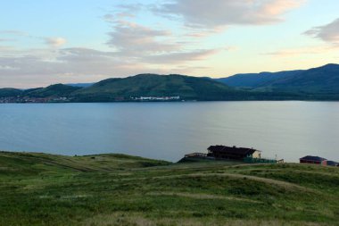 Gün batımında dağlarda dağ gölü olan büyüleyici panoramik bir manzara. Rahatlama, uyum, anti-stres konsepti. Gün batımı. Lagoon