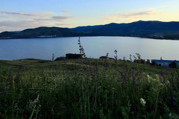 Magico paesaggio panoramico con un lago di montagna in montagna al tramonto. Relax, armonia, antistress - concetto. — Foto Stock