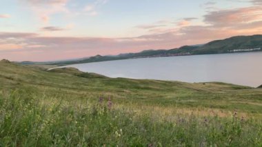 Gün batımında dağlarda bir dağ gölü olan panoramik bir manzara. Rahatlama, uyum, anti-stres konsepti. Gün batımı. Lagoon