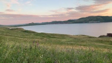 Gün batımında dağlarda bir dağ gölü olan panoramik bir manzara. Rahatlama, uyum, anti-stres konsepti. Gün batımı. Lagoon