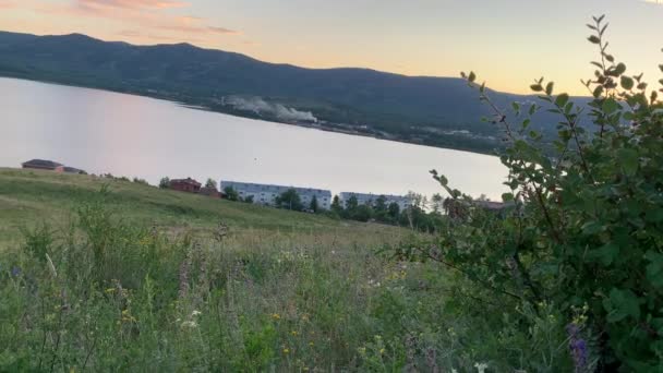 Paisagem panorâmica com um lago de montanha nas montanhas ao pôr do sol. Relaxamento, harmonia, antistress - conceito. Pôr do sol. Laguna — Vídeo de Stock