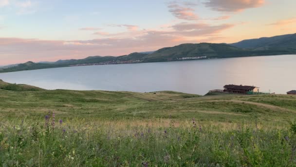 Panorama-Landschaft mit einem Bergsee in den Bergen bei Sonnenuntergang. Entspannung, Harmonie, Antistress - Konzept. Sonnenuntergang. Lagune — Stockvideo