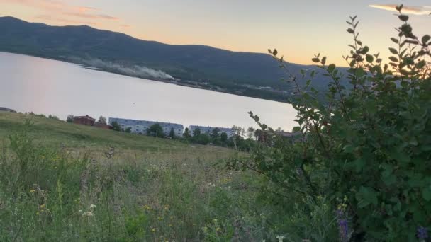 Panorama-Landschaft mit einem Bergsee in den Bergen bei Sonnenuntergang. Entspannung, Harmonie, Antistress - Konzept. Sonnenuntergang. Lagune — Stockvideo