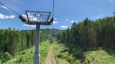 Dağlarda halat var. Dağların manzarası güzelmiş. Rusya, Ural