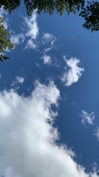 Zaman ayarlı. Gökyüzünde beyaz bulutlu mavi gökyüzü — Stok video