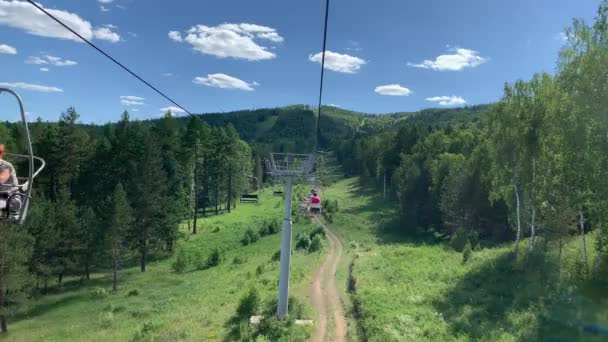 Teleférico en las montañas. Bonita vista de las montañas. Rusia, Ural — Vídeo de stock