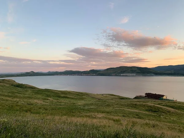 Vista panoramica. Bellissimo tramonto drammatico su un lago di montagna in montagna — Foto Stock