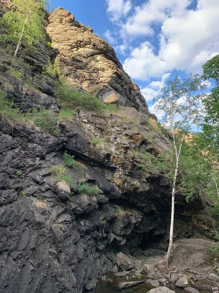 Wasserfall. Riesige graue Felsbrocken im Wald — Stockfoto