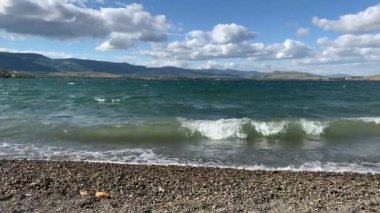 Berrak bir dağ gölü olan huzurlu bir yaz manzarası.