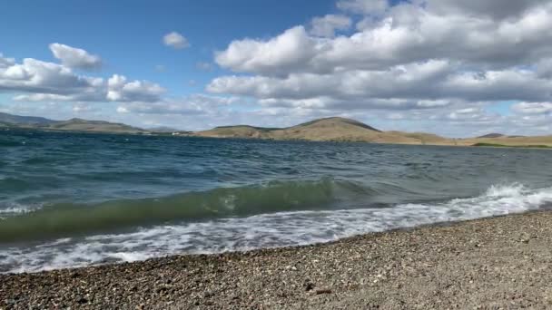 Un paisaje idílico de verano con un lago de montaña claro — Vídeos de Stock