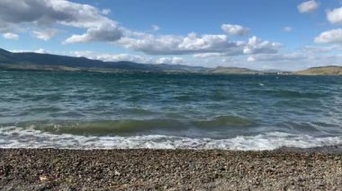 Berrak bir dağ gölü olan huzurlu bir yaz manzarası.