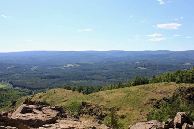 Panoram Dağı ve dramatik gökyüzü günbatımı arka planı