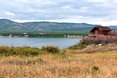Dağlardaki mavi berrak dağ gölü