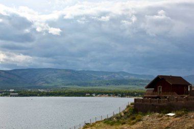 Panoram Dağı, Dağ Gölü ve dramatik gökyüzü günbatımı arka planı