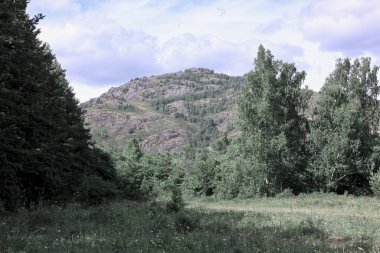 Panoram Dağı ve dramatik gökyüzü günbatımı arka planı