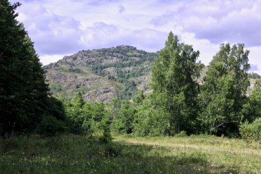 Panoram Dağı ve dramatik gökyüzü günbatımı arka planı