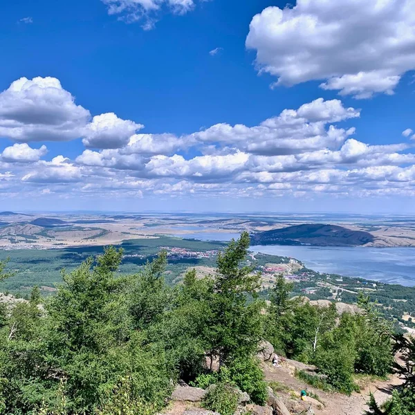 Sommerlandschaft Sauberer Bergsee vor einem Hintergrund von Bergen und blauem Himmel. Ein Sandstrand neben einem Gewässer — Stockfoto