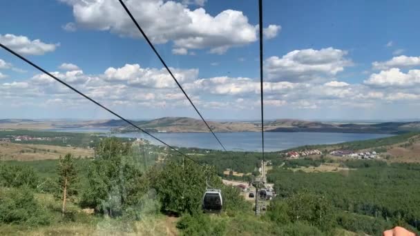 4K video Kręcenie z kabiny ruchomej windy na górę. Panoramiczny widok na góry, jeziora i lasy Błękitne niebo — Wideo stockowe