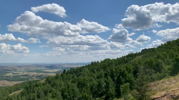 4K-video Skytte från hytten i en flyttbar hiss till berget. Panoramautsikt över berg, sjöar och skogar Blå himmel — Stockvideo