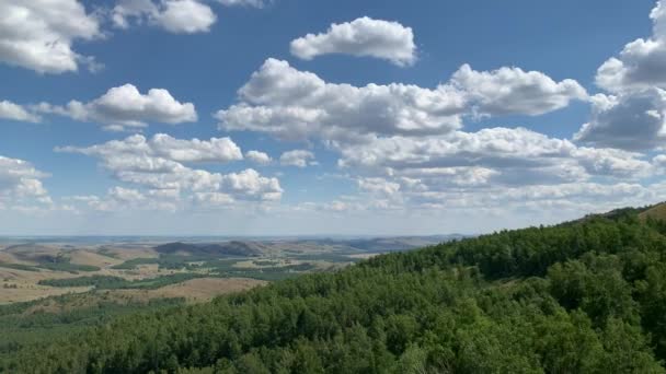 4K video Schieten vanuit de cabine van een bewegende lift naar de berg. Panoramisch uitzicht op bergen, meren en bossen Blauwe lucht — Stockvideo