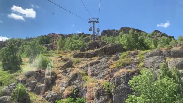산으로 의 이동용 엘리베이터의 객실에서 찍은 4K 비디오. 산, 호수, 숲의 푸른 하늘에 있는 전경 — 비디오