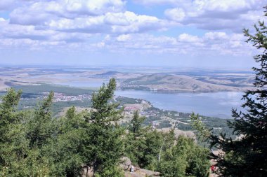 Mükemmel bir yaz manzarası. Arkasında dağ olan bir tarla. Üst görünüm
