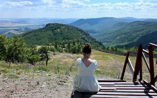 Högst upp. En ung flicka på toppen av ett berg har en panoramautsikt över bergen ovanifrån. Sommaren perfekt landskap — Stockfoto