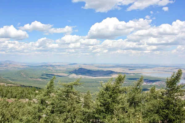 Paisaje panorámico de verano con montañas y lagos. Un árbol con una montaña en el fondo — Foto de Stock