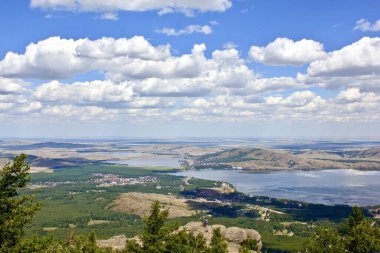 Dağlı ve göllü panoramik bir yaz manzarası hayal ettim. Arkasında dağ olan bir ağaç.