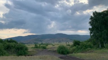 Güzel yaz manzarası. Görkemli dağların, çayırların ve tarlaların panoramik manzarası.