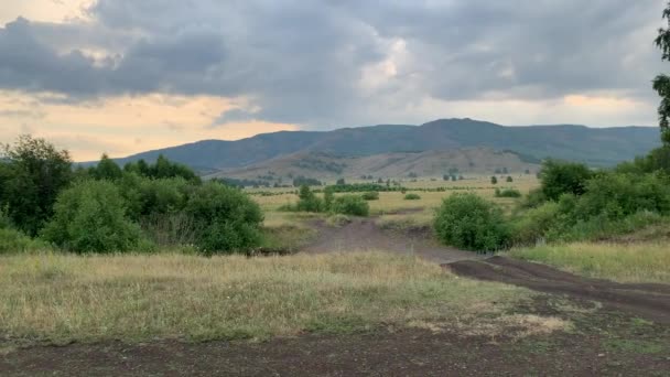 Schöne Sommerlandschaft. Blick auf majestätische Berge, Wiesen und Felder. — Stockvideo