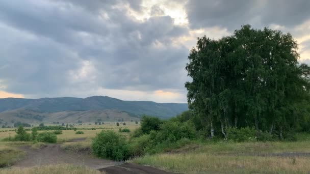 美丽的夏季风景。雄伟的群山、草地和田野的全景. — 图库视频影像