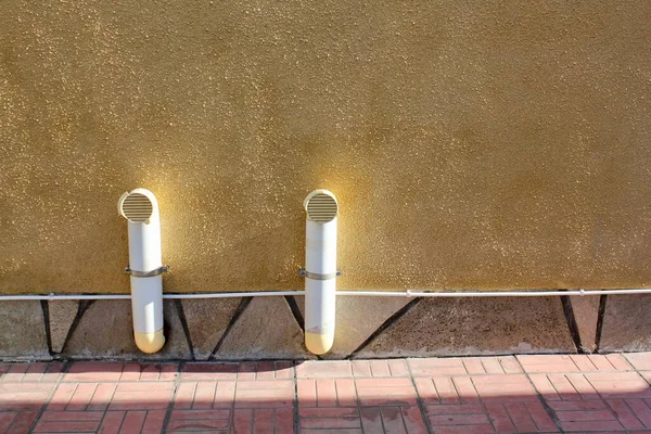 Sistema de ventilación en una casa privada Tuberías en la calle — Foto de Stock