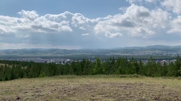 Panoramik manzara. Dağ ormanlarının güzel doğal manzarası. Güney Urallar 'ın en iyi manzarası. — Stok video