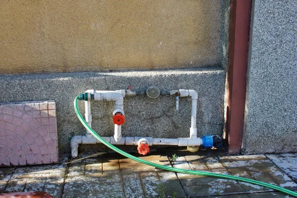 水道管高温・低温の青と赤のパイプのレイアウトでホーム建設新しい浴槽の家PVC — ストック写真