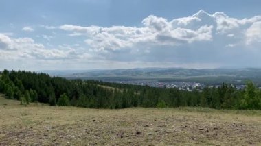 Dağdan yaz manzarasına kadar çok güzel bir panoramik manzara. Dağlar, dağ gölü, ormanlar, tarlalar. Üst Manzara. Rusya 'da bir yerde..